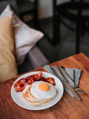 Lezzetli kahvaltı ile krep, kızarmış yumurta ve domuz pastırması, üstten görünüm