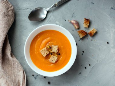 Balkabağı çorbası, üstten görünüm alanı kopyalayın. Mevsim sonbahar gıda - baharatlı balkabağı çorbası kruton ve kabak çekirdeği ile.