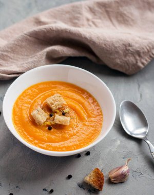 Balkabağı çorbası, üstten görünüm alanı kopyalayın. Mevsim sonbahar gıda - baharatlı balkabağı çorbası kruton ve kabak çekirdeği ile.