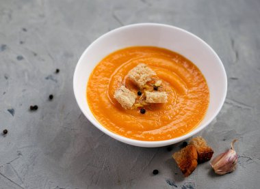 Balkabağı çorbası, üstten görünüm alanı kopyalayın. Mevsim sonbahar gıda - baharatlı balkabağı çorbası kruton ve kabak çekirdeği ile.