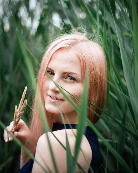 Retrato de una hermosa mujer de pelo rosa al aire libre en el parque — Foto de Stock