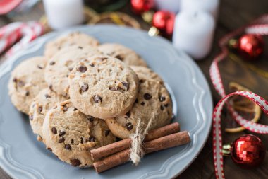 Gri bir plaka üzerinde ev yapımı çikolata parçalı kurabiye. En sevdiğin tatlı çikolata sevgilisi için. Görüntü