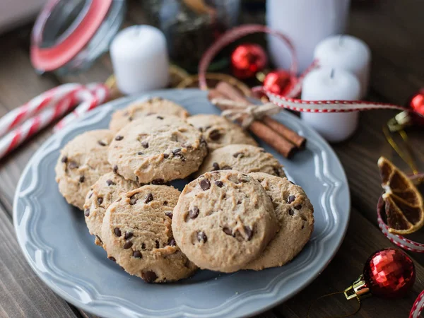 Domácí čokoláda čip cookies na šedou desku. Nejoblíbenější moučník pro čokoláda lover. Obrázek — Stock fotografie