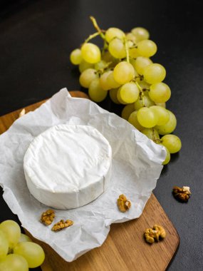 Yumuşak peynir. Camembert ve üzüm fındık ile ahşap üzerine