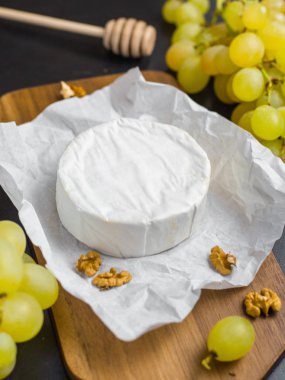 Yumuşak peynir. Camembert ve üzüm fındık ile ahşap üzerine