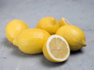 Gri taş zemin, kopya alanı üzerine limon. Organik taze narenciye