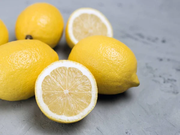 Limones sobre fondo de piedra gris, vista superior, espacio para copiar. Cítricos frescos ecológicos —  Fotos de Stock