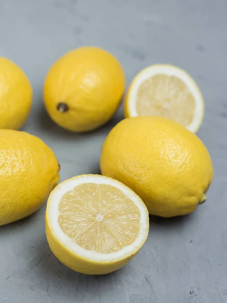 Limones sobre fondo de piedra gris, vista superior, espacio para copiar. Cítricos frescos ecológicos —  Fotos de Stock