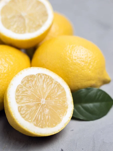 Limones sobre fondo de piedra gris, espacio para copiar. Cítricos frescos ecológicos —  Fotos de Stock