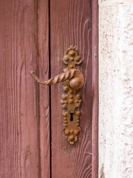 Vieja puerta de madera marrón con la manija antigua de la puerta, detalle de una puerta — Foto de Stock
