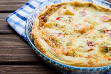 Ahşap bir masa üzerinde bez ile Rustik büyük tart, yukarıdan görünümü, yakın çekim