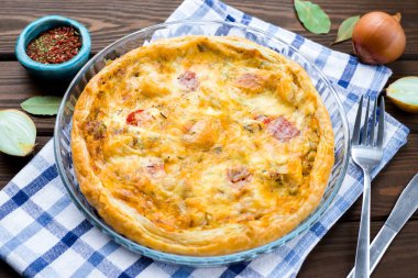 Ahşap bir masa üzerinde bez ile Rustik büyük tart, yukarıdan görünümü, yakın çekim