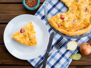 Rustik büyük tart ve ahşap bir masa üzerinde bez ile parça, yukarıdan görünümü, yakın çekim