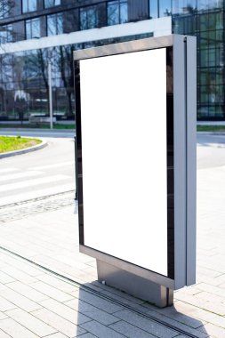 Kaldırımda şehirde dikey küçük billboard. Reklam veya duyurular için sahte