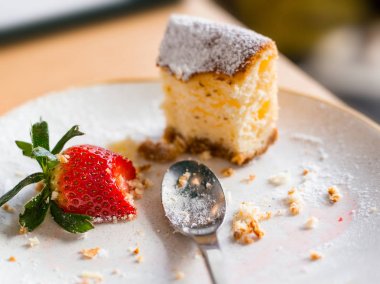 kahverengi arka plan üzerinde çilek ile cheesecake sol, seçici odak