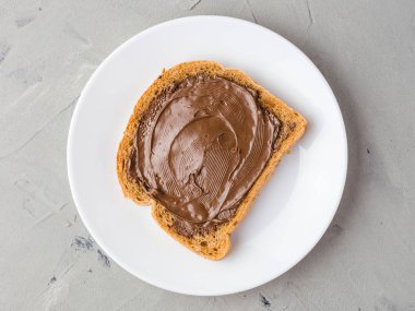 Beyaz bir tabak, closeup, üst görünümü üzerinde çikolata ezmesi ile lezzetli tost