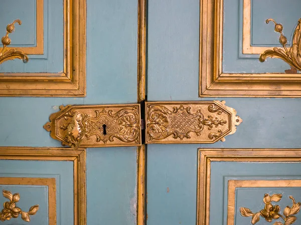 Oro Cerradura de acero antigua en una puerta de madera azul. Interior vintage. Primer plano . — Foto de Stock