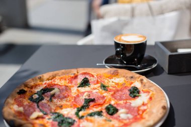 Restoran, kafe ve vb için kahve fincanı ile Pizza Lezzetli yemekler.