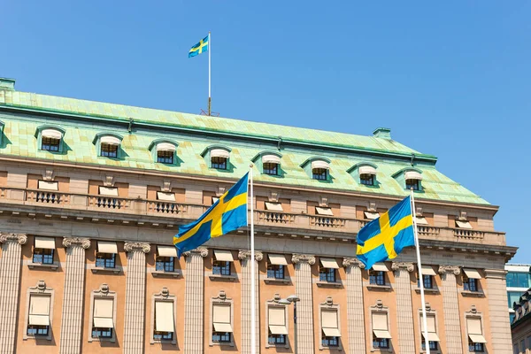 Bandeiras da Suécia em Gustav Adolfs torg e fundo céu azul — Fotografia de Stock