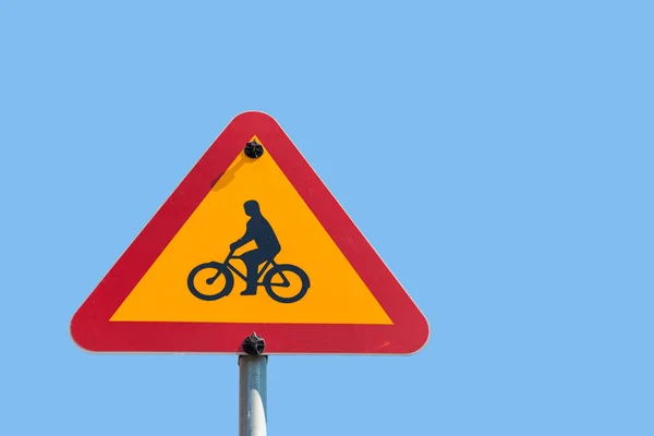Körkörös sárga figyelmeztető jel, és a kék eget. Az előjel egy kerékpár képét is tartalmaz — Stock Fotó