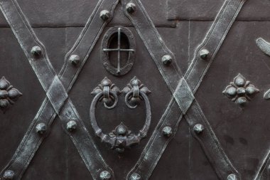 Antika pirinç kapı tokmağı, metal düğmeli kapı elementi, siyah metal kapı.