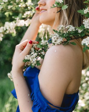 Çiçekli çalılıklarda beyaz spirea çiçekleriyle güzel hippi bir kadının şehvetli sakin portresi..