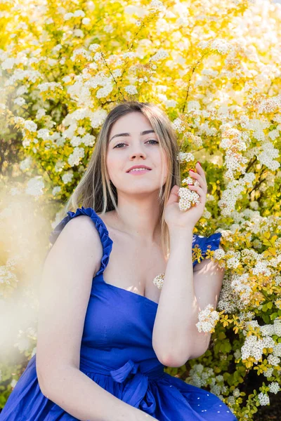 Sensual Retrato Tranquilo Mujer Hipster Hermosa Arbusto Floreciente Con Flores — Foto de Stock
