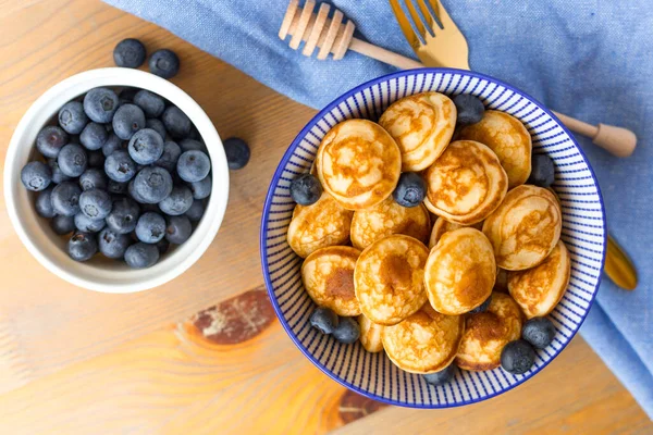 Mini Pfannkuchen Mit Beeren Auf Holztisch Trendy Food Konzept Frühstückszeit — Stockfoto