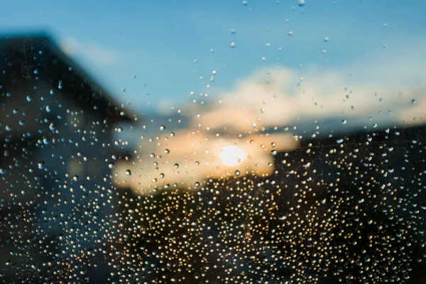 Mooie Zonsondergang Stad Bokeh Abstracte Achtergrond Waterdruppel Het Glas Tegen — Stockfoto