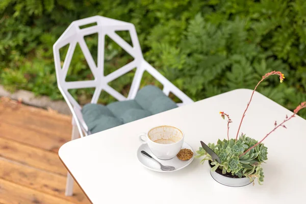 Lege Koffiekop Een Witte Achtergrond Terras Met Een Tafel Een — Stockfoto