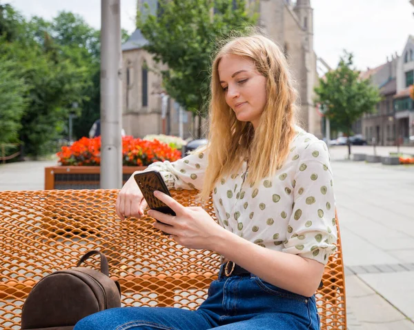 Hermosa Joven Con Mensajes Cabello Rubio Teléfono Inteligente Fondo Calle — Foto de Stock