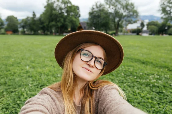 Beautiful Young Hipster Woman Taking Selfie Public Park Looking Camera — Stock Photo, Image