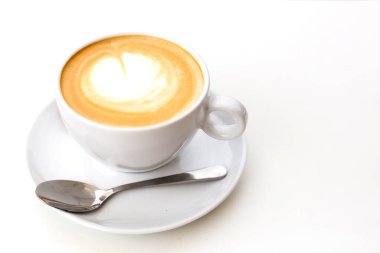 Beyaz Arkaplanda Kahve. Sütlü kahve ile sütlü kahve. Düz yatıyordu