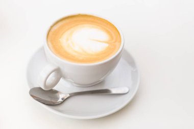 Beyaz Arkaplanda Kahve. Sütlü kahve ile sütlü kahve. Düz yatıyordu