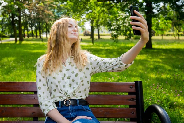 Belle Jeune Femme Aux Cheveux Blonds Prenant Selfie Fond Parc — Photo