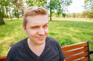 Doğa kökenli genç bir adamın portresi. Duygusal yüz ifadesi.