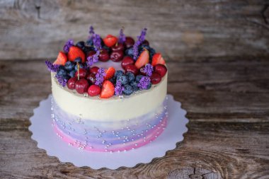 güzel ev yapımı pasta peynir krem, kiraz, çilek ve yaban mersini, lavanta çiçekleri ile süslenmiş