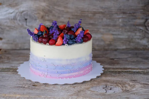 ラベンダーの花で飾られた美しい自家製ケーキとチーズ クリーム チェリー イチゴ ブルーベリー — ストック写真