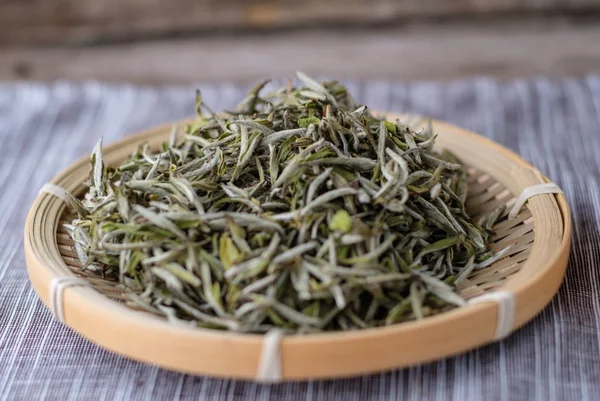 Çin beyaz çay Bud bambu çanak üzerinde gümüş