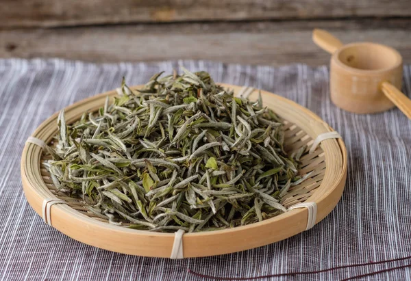 Китайский Белый Чай Серебристый Буд Бамбуковом Блюде — стоковое фото