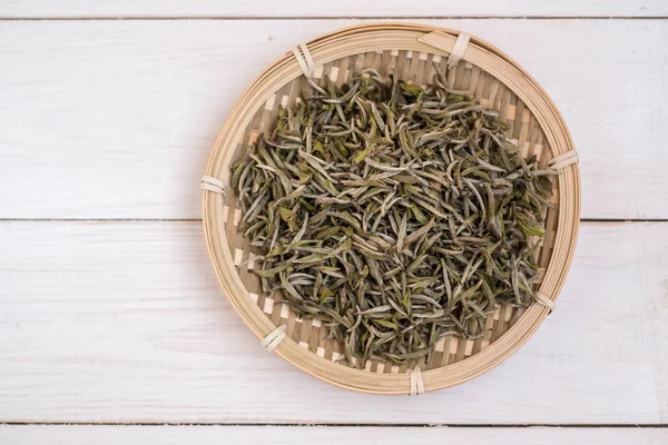 Китайский Белый Чай Серебристый Буд Бамбуковом Блюде — стоковое фото