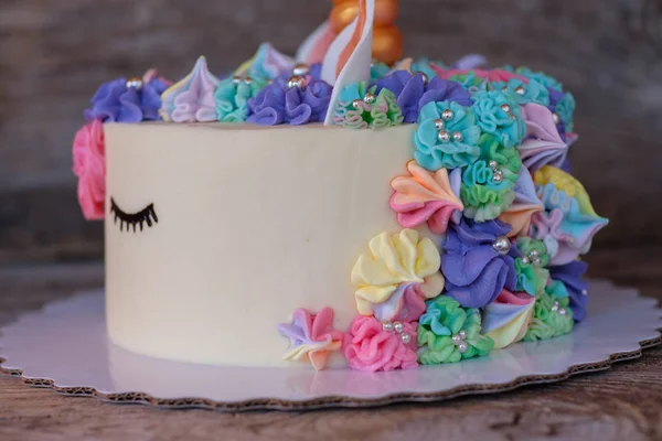 Hermoso Pastel Casero Forma Unicornio Con Flores Color Crema Una —  Fotos de Stock