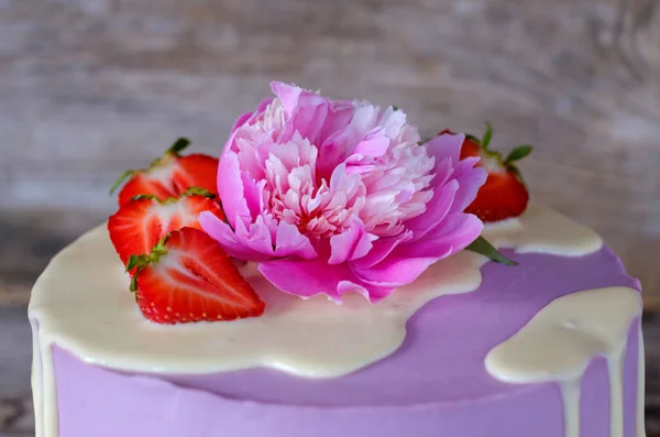 Schöne Hausgemachte Torte Mit Lila Käsecreme Dekoriert Mit Lebenden Rosa — Stockfoto