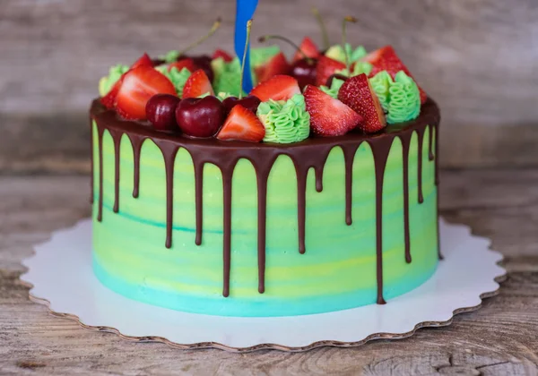 yeşil peynir krem, güzel ev yapımı kek dekore edilmiş bir jimnastikçi ahşap bir masa üzerinde bir top ile bir rakam ile