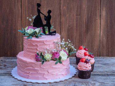 güzel iki katmanlı düğün pastası pembe peynir kremayla süslenmiş canlı gül ve birkaç içinde aşk, kekler ahşap bir masa üzerinde bir rakam