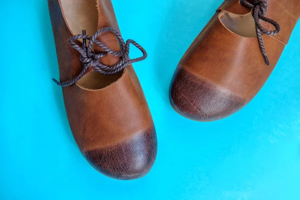 Chaussures en cuir marron pour femmes sur fond bleu — Photo