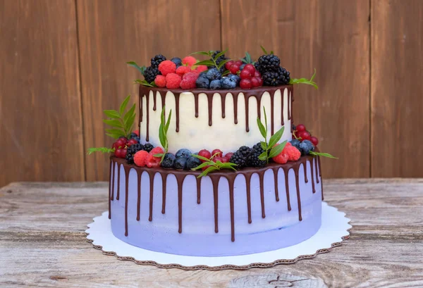 新鮮なラズベリー ブラックベリー ブルーベリー 飾られた つの層の美しいウェディング ケーキ チョコレートのアイシング — ストック写真