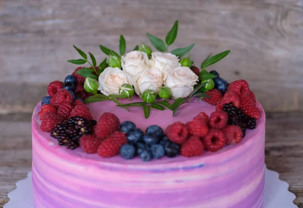 ピンクと紫の美しいホーム ケーキ クリーム 白バラとベリー ブラックベリー ブルーベリー ラズベリー 木製の背景の装飾 — ストック写真