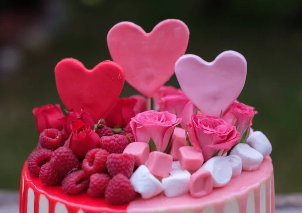 Hermoso Pastel Aniversario Con Crema Queso Rosa Rojo Decorado Con — Foto de Stock