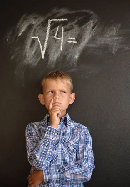 Европейский Мальчик Студент Думает Решении Математических Проблем Стоя Черном Школьном — стоковое фото